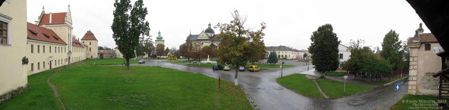 Жолква. Фото. Замок (1594 год) и Вечевая площадь (бывшая площадь Рынок). Панорама (~150°) с оборонительной городской стены.
