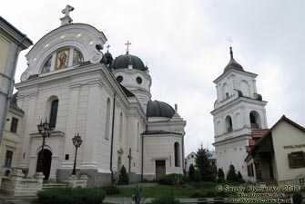 Жолква. Фото. Комплекс Василианского монастыря с Храмом Сердца Христового, 1612 год. Вид с внутреннего двора.