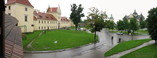 Жолква. Фото. Замок (1594 год) и Вечевая площадь (бывшая площадь Рынок). Панорама (~90°) с оборонительной городской стены.