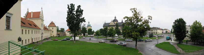 Жолква. Фото. Замок (1594 год) и Вечевая площадь (бывшая площадь Рынок). Панорама (~120°) с оборонительной городской стены.