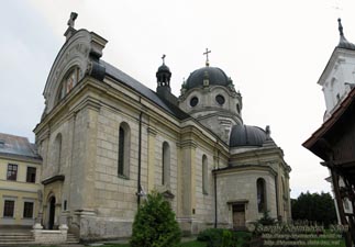 Жолква. Фото. Комплекс Василианского монастыря с Храмом Сердца Христового, 1612 год. Вид с внутреннего двора.
