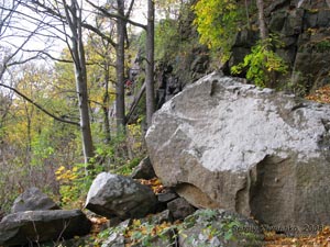 Житомирщина. Дениши. Фото. Живописные скалы немного ниже дамбы на речке Тетерев.