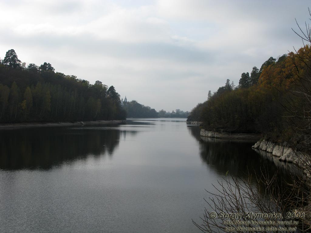 Житомирщина. Фото. Гладь водохранилища, зажатого гранитными берегами, на Тетереве.