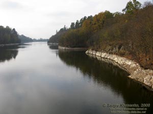 Житомирщина. Фото. Гладь водохранилища, зажатого гранитными берегами, на Тетереве.