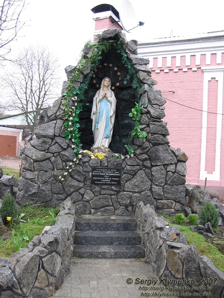 Житомирщина. Фото. Бердичев. Часовенка на территории костел св. Варвары.