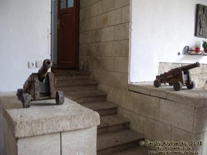 Львовская область. Золочев. Фото. Замок, памятник архитектуры XVII века; главные ворота Золочевского замка. Вид изнутри ворот.