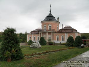 Львовская область. Золочев. Фото. Золочевский замок. Китайский дворец и парковая скульптура.