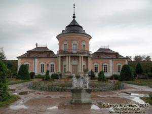 Львовская область. Золочев. Фото. Золочевский замок, памятник архитектуры XVII века; внутренний двор и Китайский дворец.