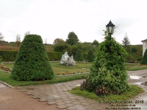 Львовская область. Золочев. Фото. Золочевский замок, парковая скульптура.