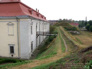 Львовская область. Золочев. Фото. Золочевский замок. Вид на Большой дворец с северо-западного бастиона.