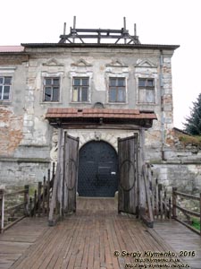 Львовская область. Золочев. Фото. Замок, памятник архитектуры XVII века; главные ворота замка. Вид снаружи замка.