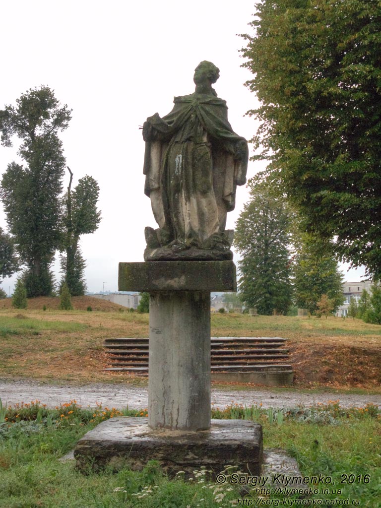 Львовская область. Золочев. Фото. Древняя скульптура в парке перед Золочевским замком.