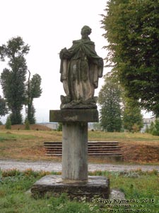 Львовская область. Золочев. Фото. Древняя скульптура в парке перед Золочевским замком.