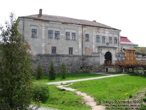 Львовская область. Золочев. Фото. Замок, памятник архитектуры XVII века; главные ворота замка. Вид снаружи замка.