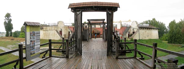 Львовская область. Золочев. Фото. Восстановленный равелин Золочевского замка. Вид от замковых ворот.