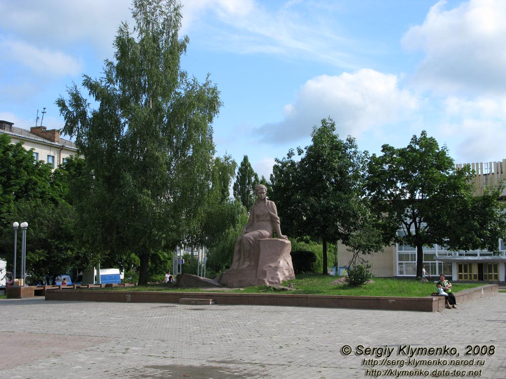 Житомирщина. Новоград-Волынский. Фото. Памятник Лесе Украинке в центре города.