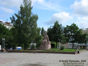 Житомирщина. Новоград-Волынский. Фото. Памятник Лесе Украинке в центре города.