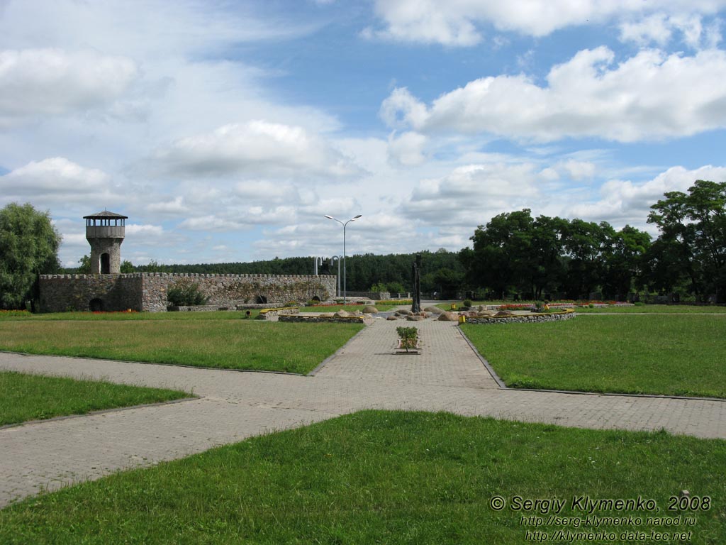 Житомирщина. Новоград-Волынский. Фото. Руины Звягельского замка-крепости, сохранившиеся на высоком левом берегу Случа.