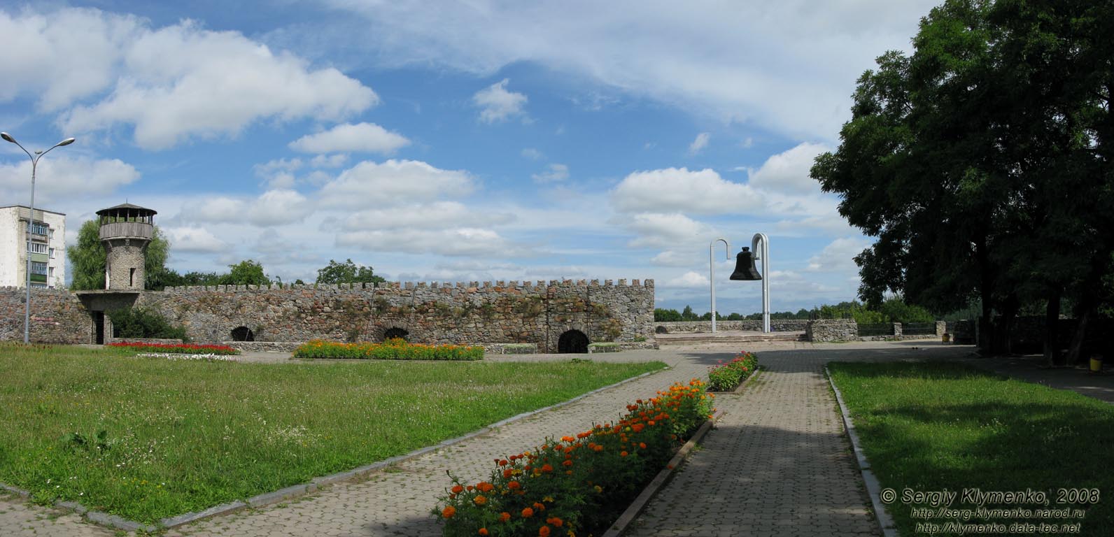 Житомирщина. Новоград-Волынский. Фото. Руины Звягельского замка-крепости и памятный знак.