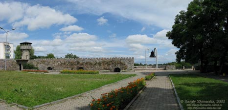 Житомирщина. Новоград-Волынский. Фото. Руины Звягельского замка-крепости и памятный знак.