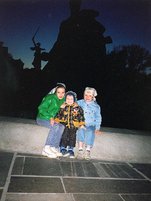 Олександра, Арсеній та Наталія на Мамаєвому кургані, 9 травеня 2004