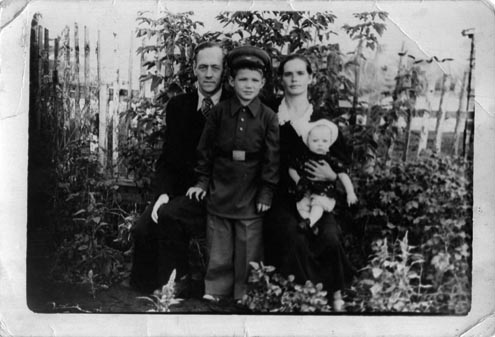Семья Подкорытовых: Александр Абрамович, Сергей, Дина Фёдоровна и маленькая Лена.
