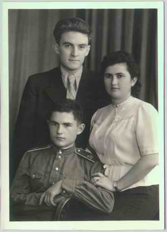 Клименко Юрій та Хлібанови Валерій і Жанна, Київ, серпень 1954р